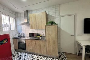 Fridge, microwave, oven, coffee/tea maker - AR Tetuán modern and well-connected apartment (Madrid)