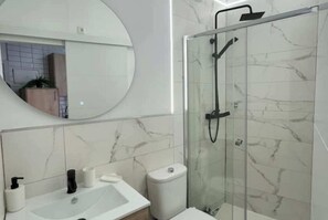 Hair dryer, towels - AR Tetuán modern and well-connected apartment (Madrid)