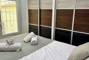 2 slaapkamers, een strijkplank/strijkijzer, gratis wifi, beddengoed