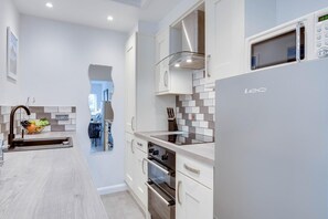 Microwave, oven, dishwasher, cookware/dishes/utensils - 1 Bed in Beadnell (oc-gd1899) (Beadnell)