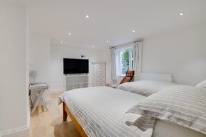Iron/ironing board, travel crib, free WiFi, bed sheets - 5 Bed in Southwold (oc-tlw) (Southwold)