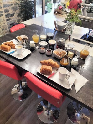 Dining - Cocooning guest room (IZAUT DE LHÔTEL)