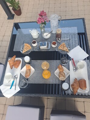 Outdoor dining - Cocooning guest room (IZAUT DE LHÔTEL)