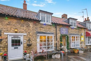 Exterior - 2 Bed in Thornton Dale (oc-b32548) (Thornton Dale)