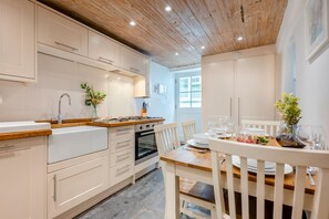 Microwave, oven, dishwasher, cookware/dishes/utensils - 2 Bed in Padstow (oc-p00505) (Padstow)