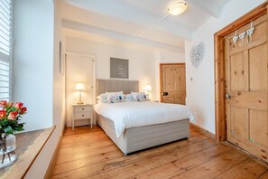 Iron/ironing board, travel cot, free WiFi, bed sheets - 2 Bed in Padstow (oc-p00505) (Padstow)