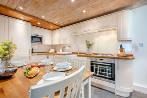 Microwave, oven, dishwasher, cookware/dishes/utensils - 2 Bed in Padstow (oc-p00505) (Padstow)
