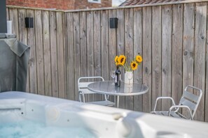 Outdoor dining - 1 Bed in Middleton On The Wolds (oc-t32420) (Middleton-on-the-Wolds)