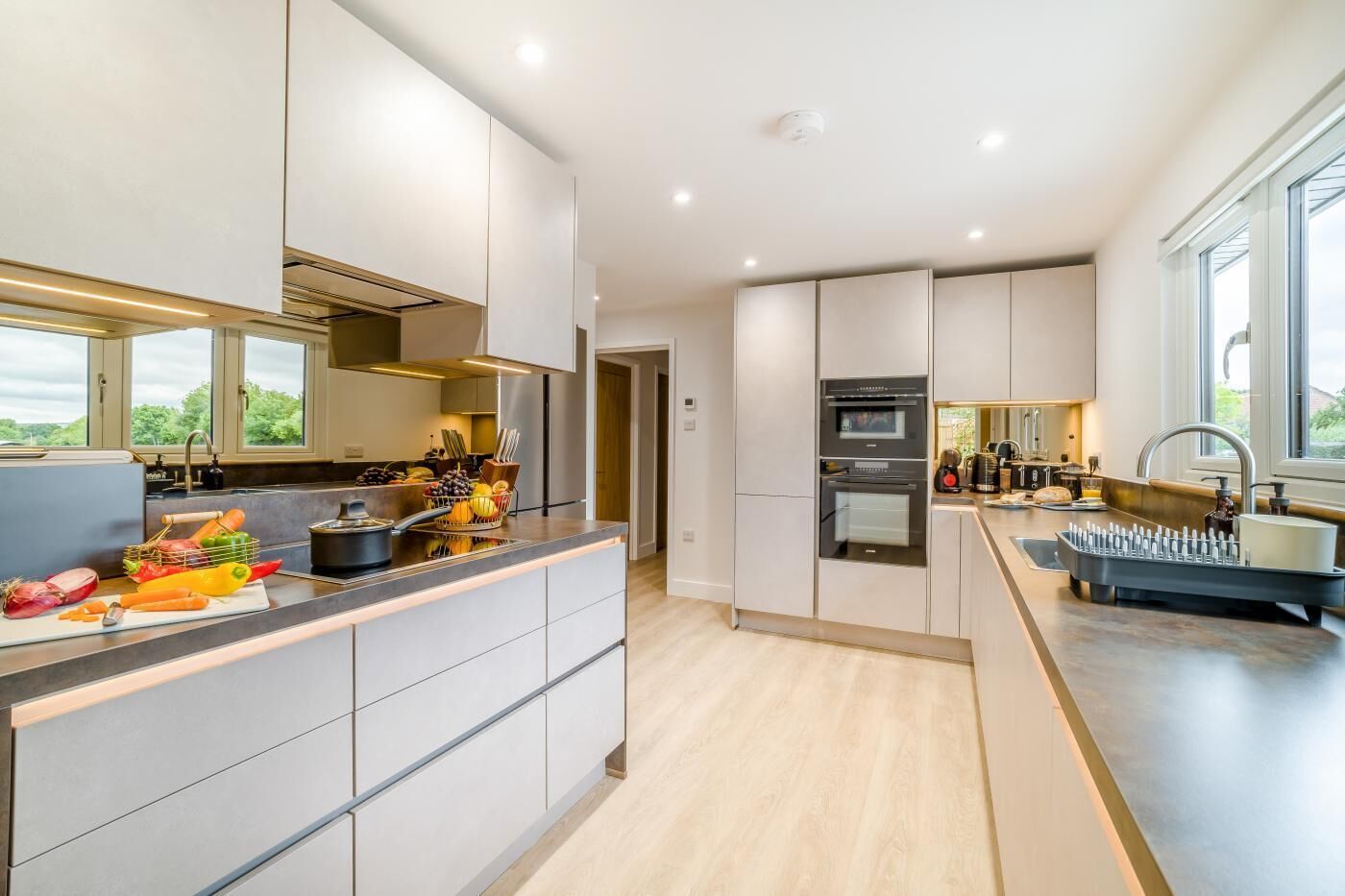 Mikrowelle, Ofen, Geschirrspüler, Kochgeschirr/Geschirr/Besteck