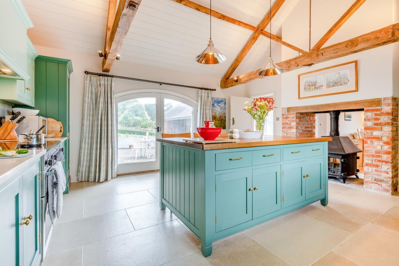 Fogão, lava-louças, cadeirão de bebê