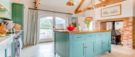 Fogão, lava-louças, cadeirão de bebê