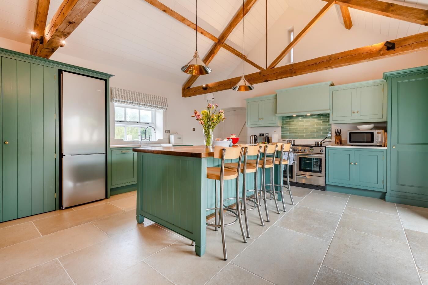 Een oven, een vaatwasser, een kinderstoel, kookgerei, borden en bestek