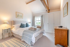 Tabla de planchar con plancha, wifi gratis y ropa de cama 