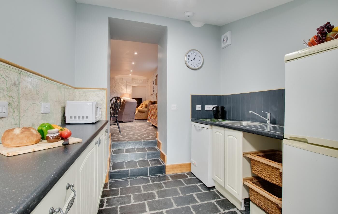 Forn, trona i utensilis de cuina, vaixella i coberteria 