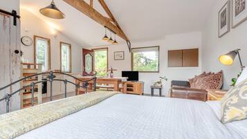 Iron/ironing board, free WiFi, bed sheets