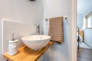 Towels - 1 Bed in Lawnhead (oc-w32576) (Gnosall)