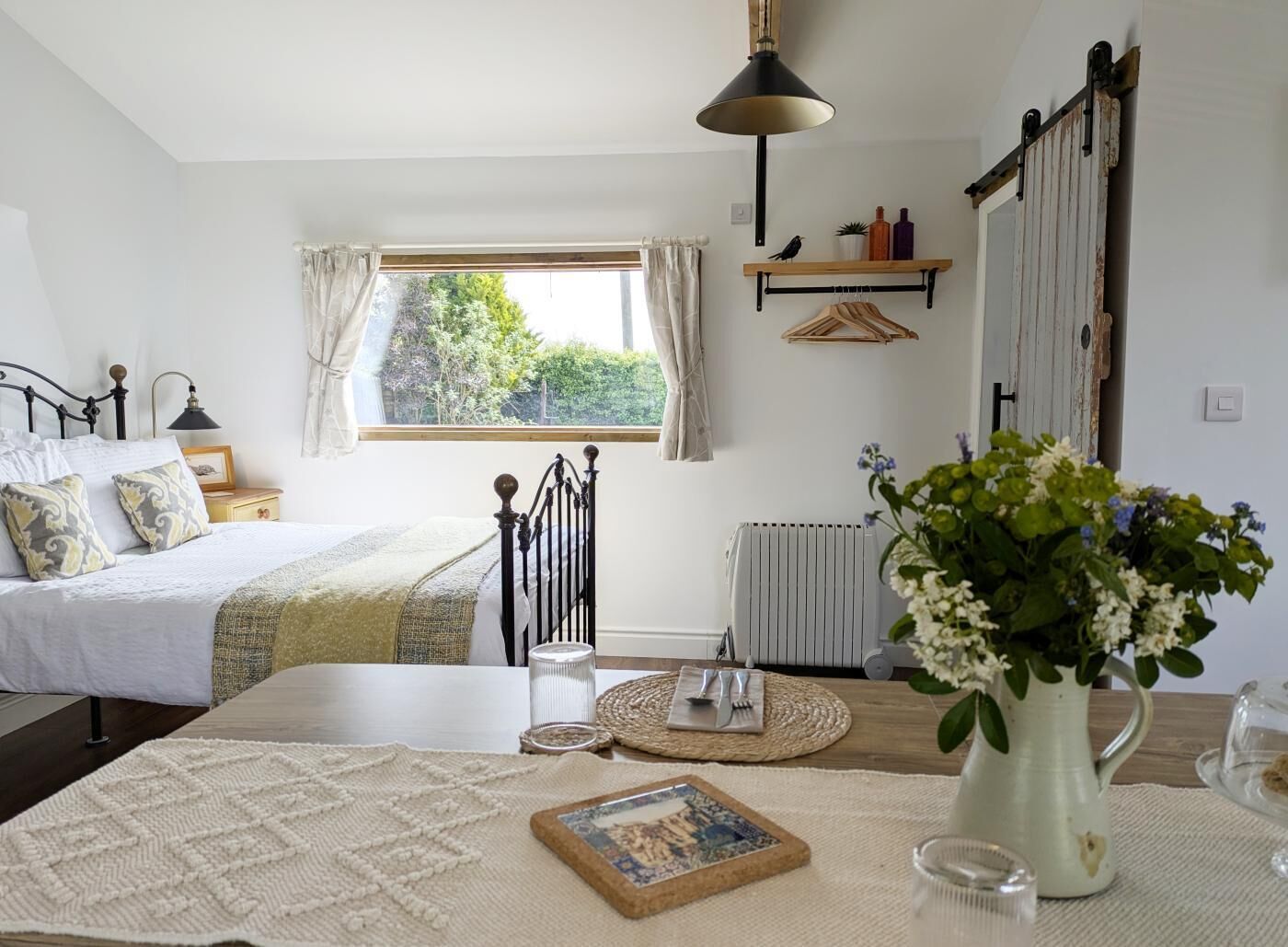Iron/ironing board, free WiFi, bed sheets