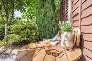 Outdoor dining - 1 Bed in Lawnhead (oc-w32576) (Gnosall)