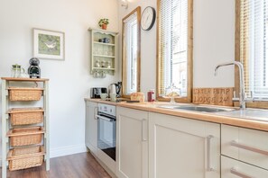 Oven, cookware/dishes/utensils - 1 Bed in Lawnhead (oc-w32576) (Gnosall)