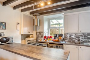 Microwave, oven, dishwasher, high chair - 2 Bed in Blaenau Ffestiniog (oc-wag260) (Blaenau Ffestiniog)