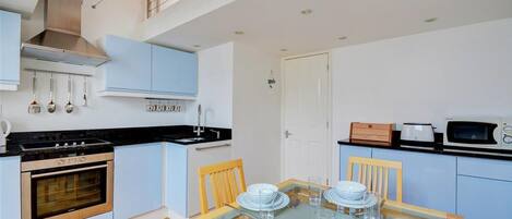 Microwave, oven, dishwasher, cookware/dishes/utensils