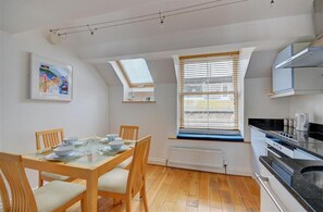 Microwave, oven, dishwasher, cookware/dishes/utensils - 1 Bed in St. Ives (oc-pc1010) (Saint Ives)