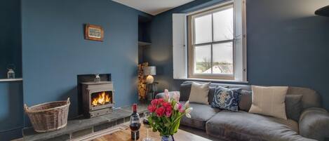 TV, fireplace