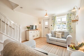TV - 2 Bed in Padstow (oc-p00407) (Padstow)