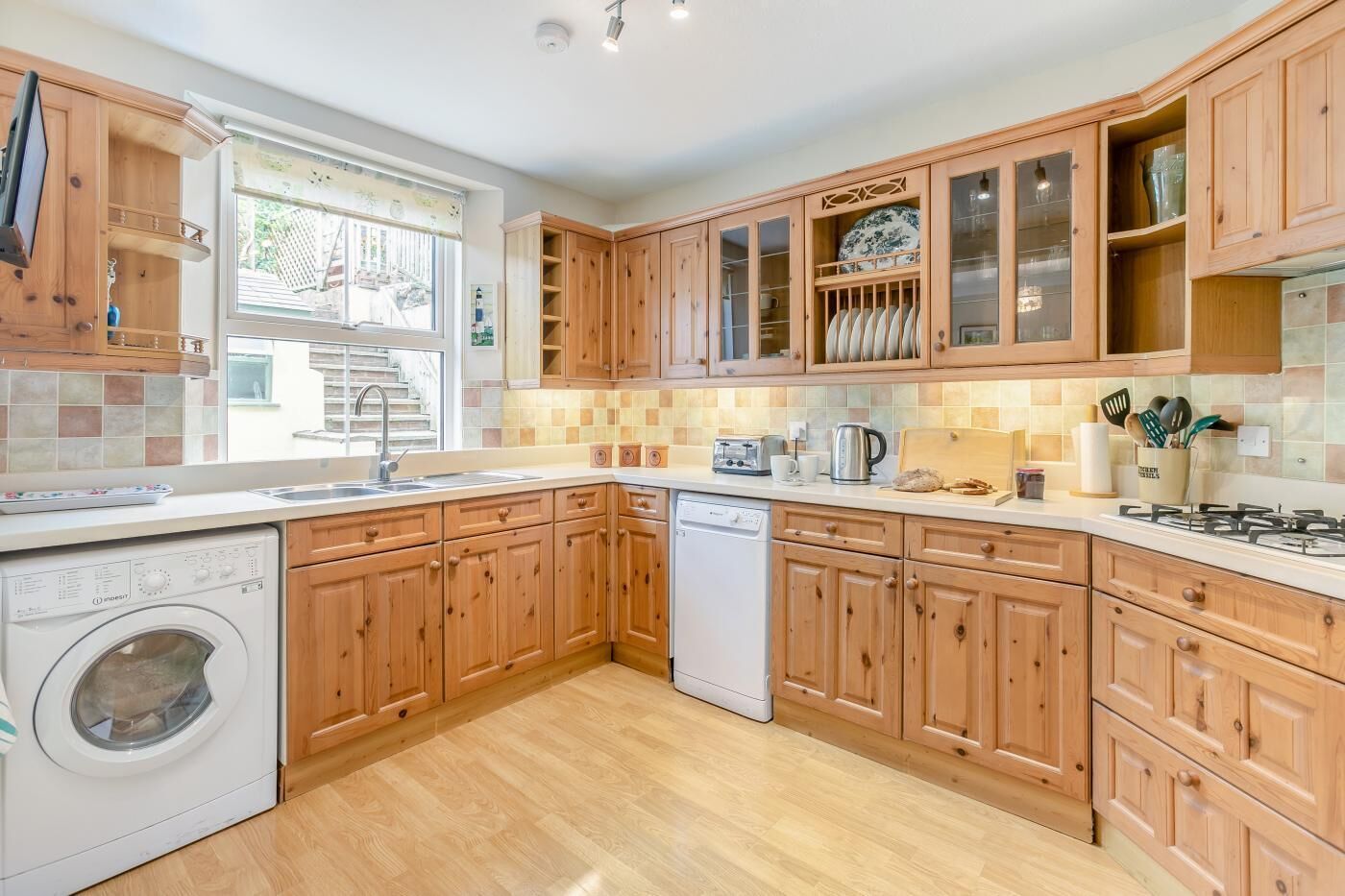 Micro-ondas, fogão, lava-louças, cadeirão de bebê