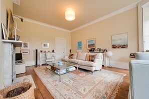 TV, fireplace - 5 Bed in Thurlton (oc-oldre) (Haddiscoe)
