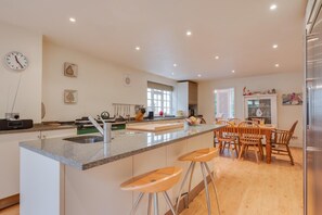 Four, lave-vaisselle, chaise haute