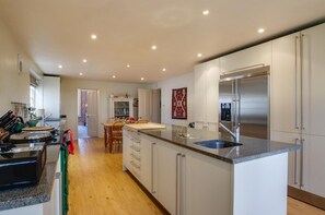 Four, lave-vaisselle, chaise haute