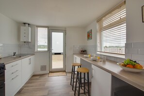Oven, cookware/dishes/utensils