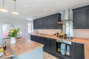 Oven, dishwasher, high chair, cookware/dishes/utensils - 2 Bed in Marishes (oc-l32535) (Marishes)