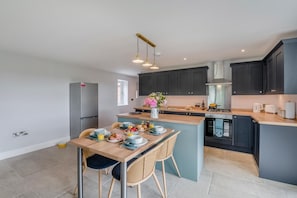 Oven, dishwasher, high chair, cookware/dishes/utensils - 2 Bed in Marishes (oc-l32535) (Marishes)