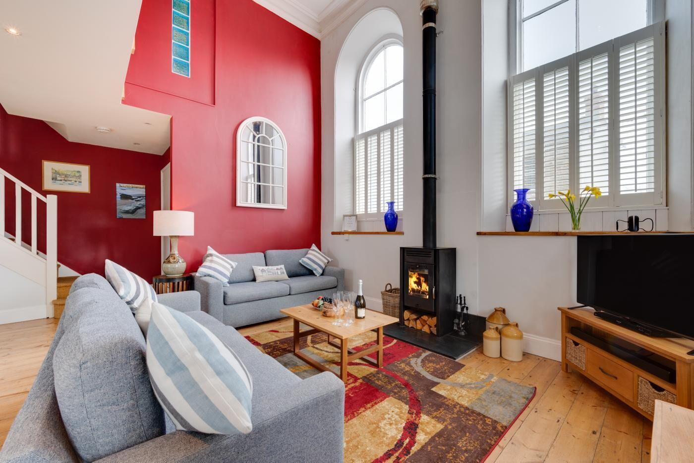 Televisión y chimenea 