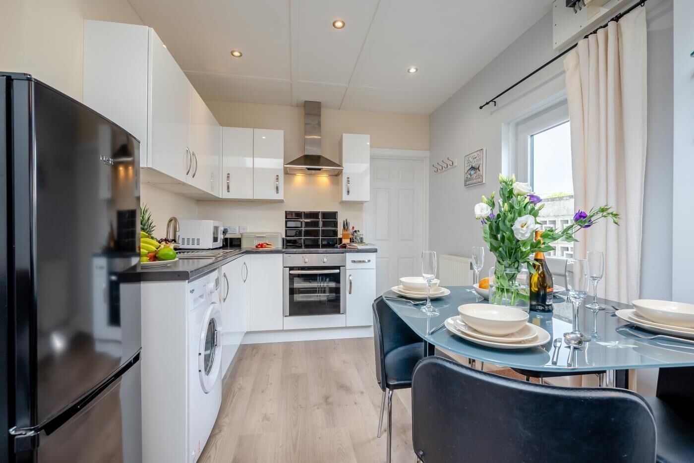 Mikrobølgeovn, ovn, høy barnestol og kjøkkenutstyr