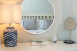 Iron/ironing board, free WiFi, bed sheets - 4 Bed in Padstow (oc-p00245) (Padstow)