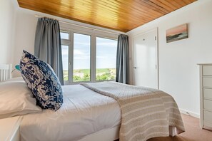4 bedrooms, iron/ironing board, free WiFi - 4 Bed in Padstow (oc-p00401) (Trevone)