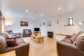 TV - 3 Bed in Padstow (oc-p00281) (Porthcothan Bay)