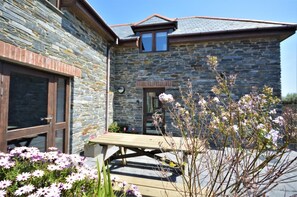 Outdoor dining - 3 Bed in Padstow (oc-p00281) (Porthcothan Bay)