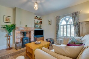 TV, fireplace - 2 Bed in Corton (oc-vicl) (Corton)
