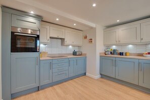 Microwave, oven, dishwasher, cookware/dishes/utensils - 2 Bed in Whitby (oc-w449) (Whitby)