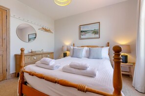 Iron/ironing board, travel crib, free WiFi, bed sheets - 4 Bed in Padstow (oc-p00297) (Padstow)