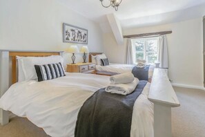 4 bedrooms, WiFi (free), bed sheets