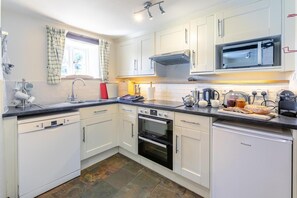 Oven, dishwasher, high chair, cookware/dishes/utensils - 3 Bed in Honiton (oc-c32662) (Beacon)