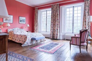 10 soverom, skrivebord, strykejern/-brett og reiseseng for barn