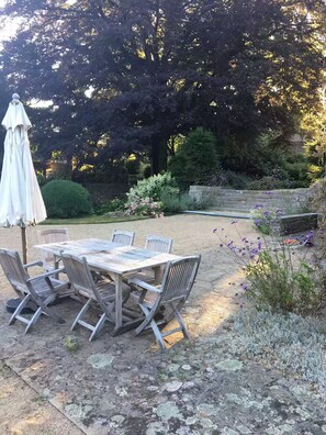 تناول الطعام بالخارج