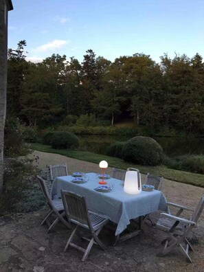 Outdoor dining - 16th century castle, Mont Saint Michel Bay (Sartilly-Baie-Bocage)
