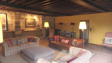 Smart TV, fireplace, table football, ping pong
